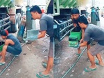 Thợ sửa xe lầy lội 'đỡ đẻ' cho ô tô