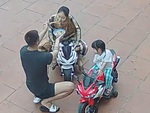 3 mẹ con sáng sớm nũng nịu được bố bón cơm cho ăn