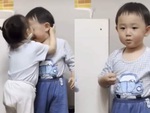 Bé trai đứng ngây người khi được bạn gái hôn má xin lỗi