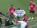 Cầu thủ ăn mừng có 1-0-2, ghi được bàn chạy tới 'đánh' huấn luyện viên