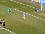Đồng đội sút penalty kiến tạo hết nấc cho thủ môn ghi bàn