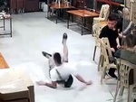 Chàng trai ngã dập mông khi nhảy tung tăng trong quán nhậu