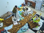 3 anh em thay nhau dọn dẹp, trông em khi mẹ vắng nhà