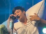 Ca sĩ Thái Lan gồng mình vác bao gạo fan tặng khi hát