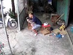 Thanh niên nhăn nhó mặt vì ngồi trúng lồng chim