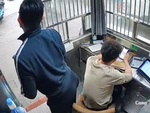 Thanh niên bị bạn chơi khăm suýt ná thở
