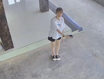Cô gái bối rối khi thấy camera theo dõi mình