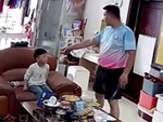 Bé trai cáu gắt với người lớn tuổi được bố dạy cho bài học sâu sắc