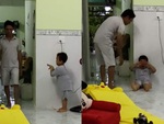 Bé trai ăn vạ vì núp tường hù mà bố không giật mình