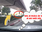 Tài xế taxi tấp vào lề mách CSGT khi khách 'ép đi sai luật'
