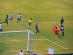 Thủ môn bắt penalty nổi quạu khi bị đối phương lừa