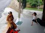 Bà ngoại cười như được mùa khi cháu gái nghịch ngợm ngã võng
