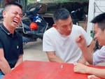 Chàng trai cay cú khi bị bạn troll mất tiền