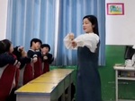Cô giáo cùng trò múa theo nhạc siêu dễ thương
