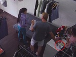 Anh Tây lén tips tiền cho nhân viên khi đi shopping cùng vợ