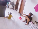 Bé gái đi nhắm mắt nhắm mũi cụng đầu vào tủ lạnh
