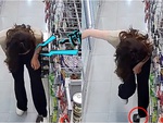 Cô gái dùng chân bắt chuột rồi đứng la hét ầm ĩ