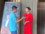 Chàng trai nói tiếng 'ngoài hành tinh' troll em gái lễ tân