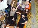 Vợ ngã chổng vó khi bị chồng 'điểm huyệt'
