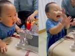 Cả nhà phì cười khi nhìn bé trai thổi nến sinh nhật
