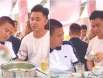 Chàng trai uống bia kiểu lươn lẹo bị bạn bắt bài