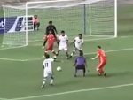 Cầu thủ nổi quạu xô ngã trọng tài vì 'cản bóng'