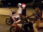 Cười sảng với màn cà khịa thanh niên chạy xe máy sờ đùi bạn gái