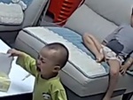 Em trai lấy khăn giấy chùi mũi xong rồi cầm lau mặt cho anh