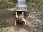 Bé trai cố tình 'vồ ếch' khi chơi cầu tuột