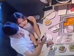 Chàng trai hai lần làm rơi điện thoại vào nồi lẩu