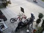 Tên trộm SH ngậm ngùi bỏ đi vì không nổ được máy