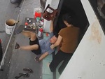 Chồng ngã dập mông khi vợ nhờ lấy ghế