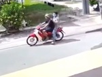 Tên trộm chạy xì po nhanh trí chở chủ nhà dí theo đồng bọn mình