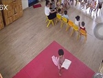 Bé gái thản nhiên lấy chăn gối đi ngủ giữa lúc cả lớp đang ngồi học