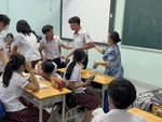 Cô giáo hoang mang vì trò mừng sinh nhật kiểu phim hành động