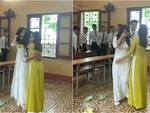 Cả lớp khóc như mưa ôm cô giáo trong buổi học cuối cùng