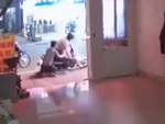 Chủ nhà phi thân quật ngã tên trộm xe máy trên vỉa hè