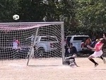 Cầu thủ bị bóng phản dame ngã bật ngửa khi sút penalty