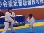 Võ sĩ nhí bản lĩnh có thừa nhưng không chịu được đau