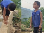 Bé trai thẫn thờ vì rón rén mãi không bắt được con chuồn chuồn