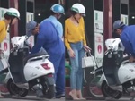 Cô gái dắt xe máy điện đi đổ xăng khiến mọi người hoang mang