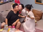 Tan chảy với anh chồng bí mật tặng quà cho vợ và con gái