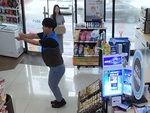 Nam nhân viên ngượng chín mặt vì khách thấy khi đang nhảy