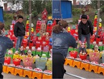 Ông chủ chán không buồn nói với cô gái ném vòng hoài không trúng quà