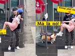 Nữ nhân viên đỏ mặt khi bị khách ôm vì 'hiểu nhầm' biển quảng cáo