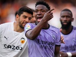 Vinicius được xóa thẻ đỏ sau vụ phân biệt chủng tộc ồn ào