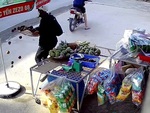 Thanh niên trộm rổ măng cụt bị 'nghiệp quật' ngã dập mông