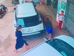 Thấy vợ đi làm về, chồng vội núp hông ô tô để hù