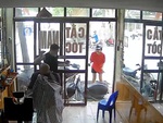 Cả tiệm cắt tóc hú hồn khi cô gái lao xe điện vào quán