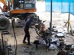 Thanh niên bất lực khi dùng nước dập lửa bình xăng xe máy